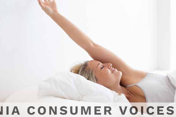 mujer despertando en una cama