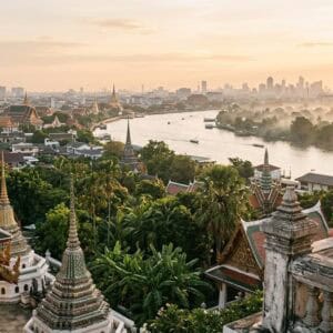 Viaje por Tailandia con templos y paisaje tropical