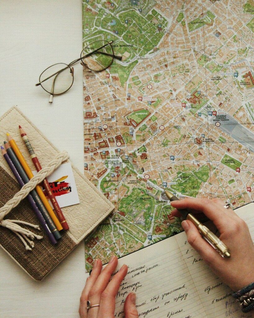 Mapa desplegado con unas gafas encima, listo para planificar una ruta